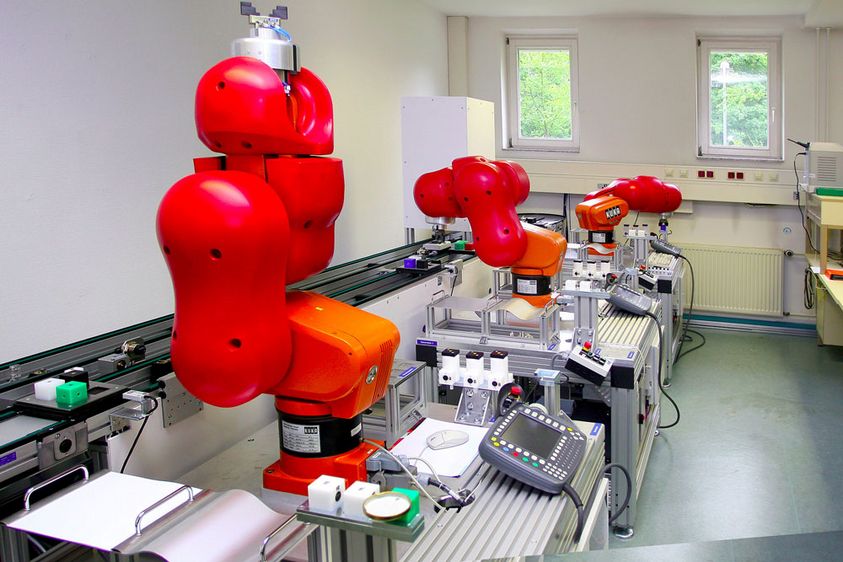 Bild: Anlässlich der GenerationenHochschule können sich die Teilnehmerinnen und Teilnehmer auch vor Ort im Industrieroboter-Labor des Fachbereichs Automatisierung und Informatik informieren.