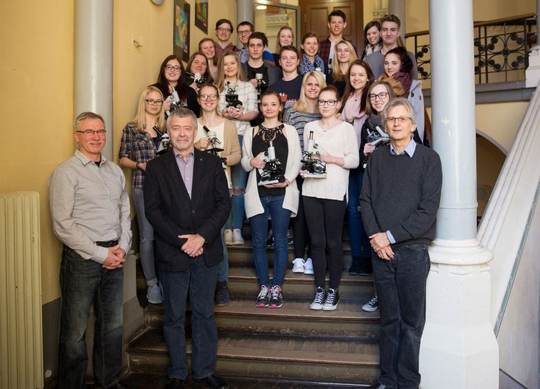 Bild: Laboringenieur Bernd Stackfleth, Schulleiter Herbert Siedler und Prof. Dr. Johann Krauser (vorn, v.l.n.r.) mit den Schülerinnen und Schülern des Kurses „Biologie II“, 11. Klassenstufe, am Gerhart-Hauptmann-Gymnasium.