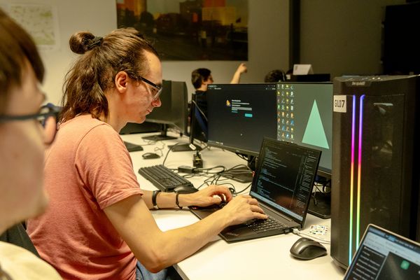Student tippt konzentriert in seinen Laptop