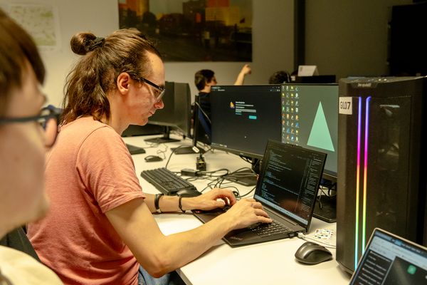 Student tippt konzentriert in seinen Laptop