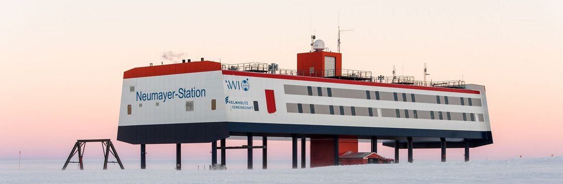 Ein langes Gebäude auf Stelzen im Schnee