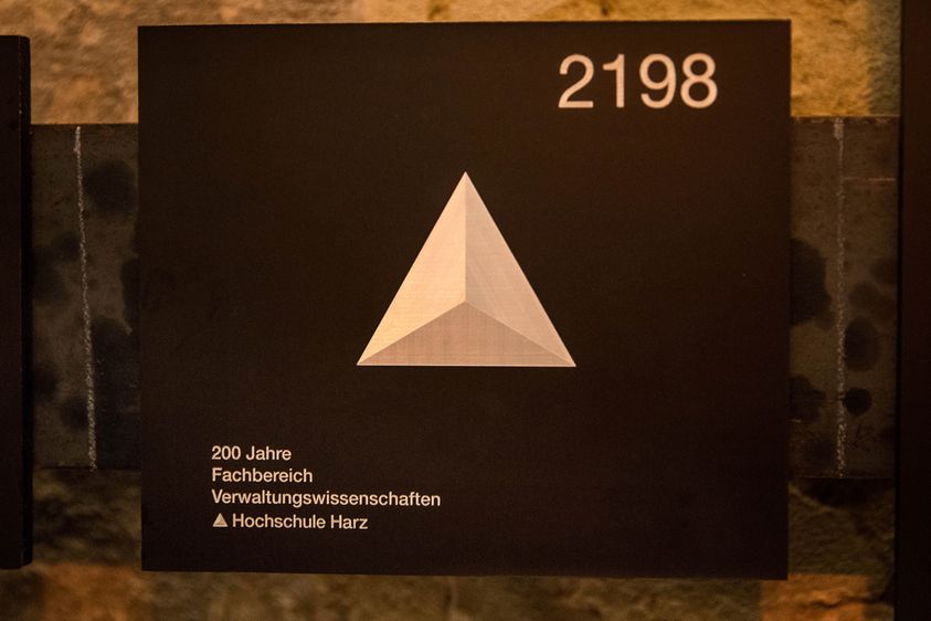 Vor den Klostermauern von St. Burchardi: Dekan Prof. Dr. Thomas Schneidewind und Gründungsdekan Prof. Dr. Rainer O. Neugebauer enthüllen feierlich die Tafel für das Klangjahr 2198, dem 200. Geburtstag des Fachbereichs Verwaltungswissenschaften. Foto: Hochschule Harz