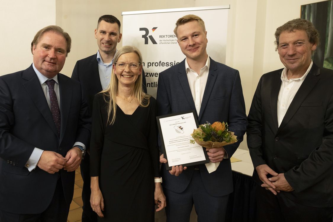 Gruppenbild mit Hendrik Schümann während der Verleihung des RKHöD-NEGZ-Sonderpreis