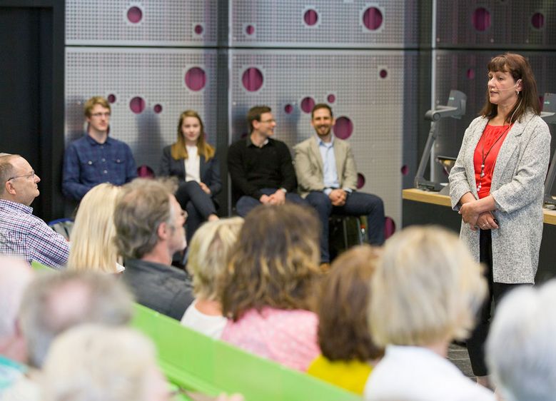 Die Jubiläumsvorlesung der GenerationenHochschule wartete mit aktuellen Forschungsergebnissen auf, vorgestellt von Prof. Dr. Ulrike Starker sowie vier Studierenden. Auf den 10. Geburtstag wurde im Anschluss angestoßen.