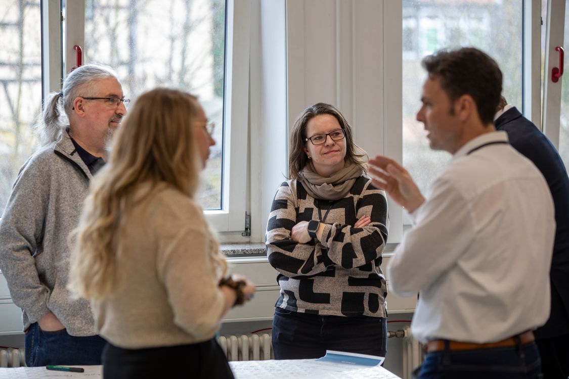 Teilnehmende Unterhalten sich angeregt