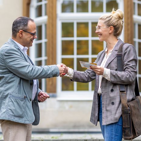Ein Mann und eine Frau schütteln sich die Hand.