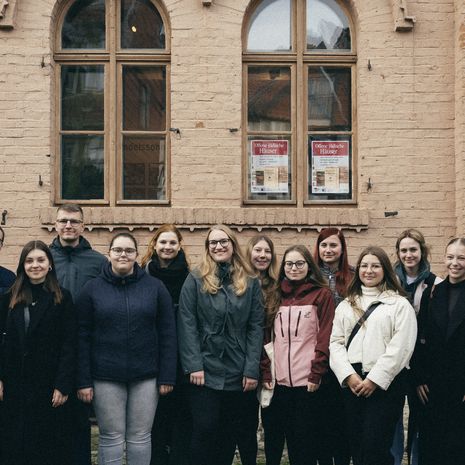 Gruppe von Studierenden vor der Klaussynagoge in Halberstadt.