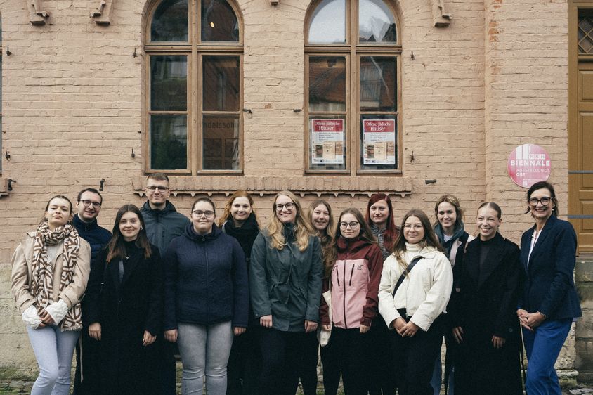 Studierende vor der Klaussynagoge in Halberstadt.