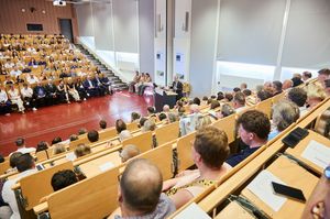 Dr. Johann Bizer, Vorstandsvorsitzender der Dataport AöR während seiner Festrede im großen Hörsaal der Hochschule Harz in Halberstadt.