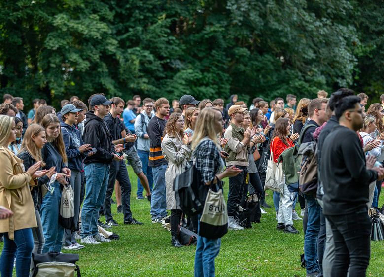 Die Begrüßung der Erstsemester durch die Hochschul- und Fachbereichsleitungen sowie Vertreter der Stadt spielte sich unter freiem Himmel ab.