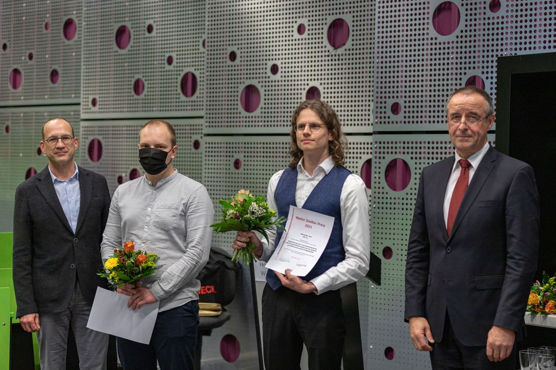Von links nach rechts: Michael Paetzel, Robin Kopitz, Alxander Johr und Prof. Dr. Sigurd Günther bei der Verleihung der Walter-Gießler-Preise