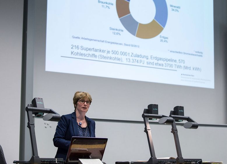 Dr.-Ing. Ute Urban sprach bei der Juni-Vorlesung der GenerationenHochschule über „100 % Erneuerbare Energien - Utopie oder realistisches Ziel?“.