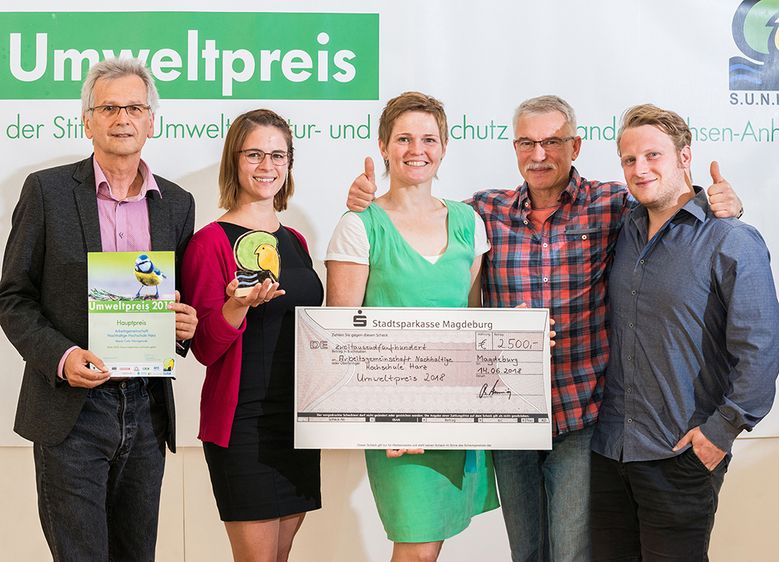 Die Tüftler des „Repair Cafés“ freuen sich über die Auszeichnung mit dem Umweltpreis 2018, v.l.n.r.: Prof. Dr. Johann Krauser, Elke Maume, Jeannette Israel-Schart, Laboringenieur Bernd Stackfleth und Marcel Maume. Foto: Stiftung Umwelt, Natur- und 
