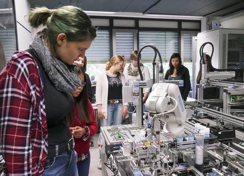 Beim Film-Workshop „Movie meets Technology“ vom 8. bis 11. Oktober 2018 lernen Schülerinnen die modernen Labore des Fachbereichs Automatisierung und Informatik der Hochschule Harz kennen und dokumentieren ihre Erlebnisse in Online-Videos.  Fotos: Hochschule Harz/ Film-Workshop 2016