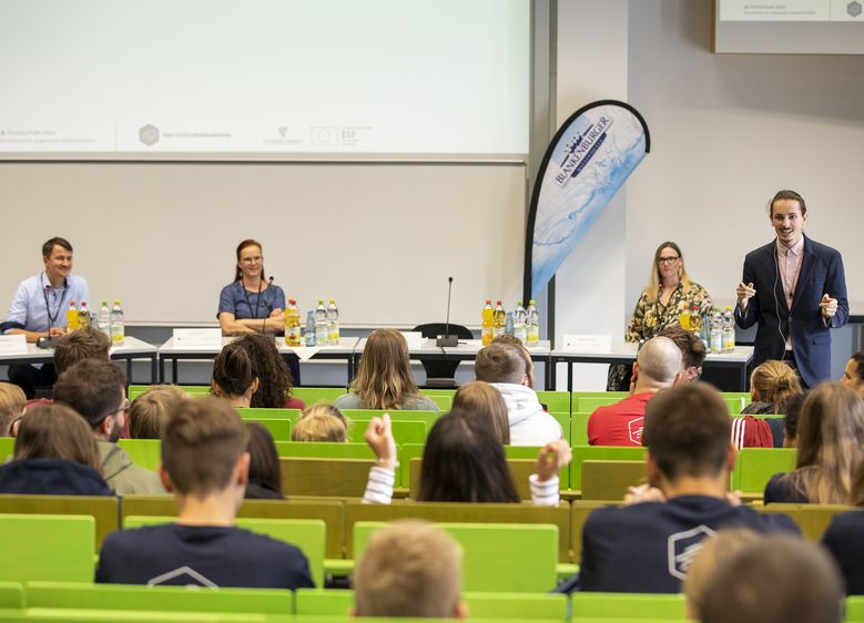 Bei der Diskussionsrunde ging es mit Chris Ecklebe, Katy Löwe, Manja Kühn und ego.-Teammitglied Kevin Lais (v.l.n.r.) um das Thema „Jung und ohne Eigenkapital in die Selbstständigkeit, geht das?“.