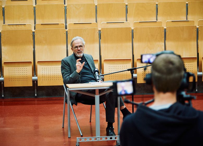 Karl Anton, selbst erfolgreicher Maler, liest im großen Hörsaal der Hochschule Harz in Halberstadt aus den Memoiren seines Freundes. Foto: Tim Bruns/Hochschule Harz 