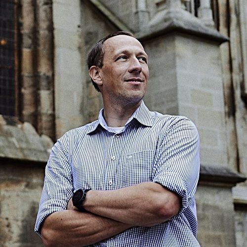 Tony Mudrack Professor für Allgemeine Betriebswirtschaftslehre am Fachbereich Verwaltungswissenschaften der Hochschule Harz mit verschränkten Armen vor dem Halberstädter Dom.