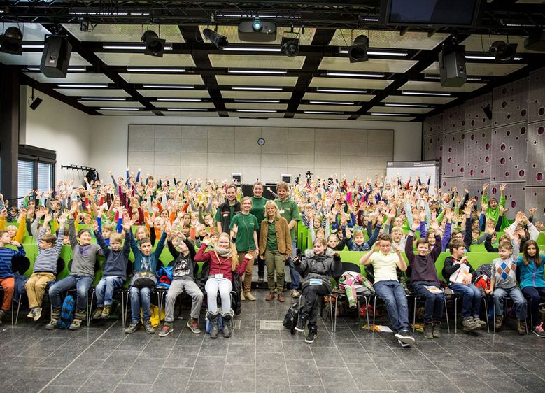 Bild: Thomas Schwerdt und sein Team vom Regionalen Umweltbildungszentrum Nationalpark Harz begeisterten die Junior-Studenten mit ihrem interaktiven Vortrag zum Thema „Der Wolf kehrt nach Deutschland zurück: Alles, was du über die Lebensweise des Raubt