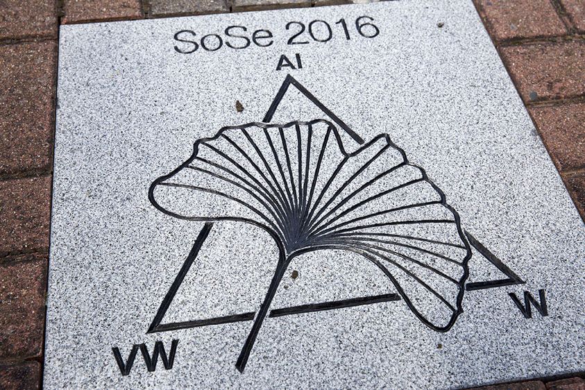 Steinplatte des Abschlussjahrgangs 2016