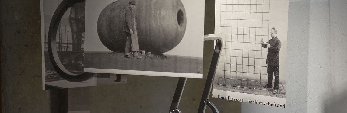 Ausstellungsansichten aus der Ausstellung "Camouflage" im Schiefen Haus Wernigerode.