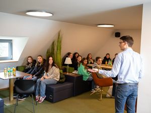 Prof. Dr.-Ing. René Schenkendorf begrüßt die Schülerinnen in der StuBe