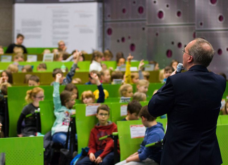 Bild: Prof. Dr. med. Axel Schlitt, leitender Chefarzt der Paracelsus-Harz-Klinik, begeisterte die Junior-Studenten der KinderHochschule mit seiner Nikolaus-Vorlesung zum Thema „Das Herz als Motor des Lebens: Wie funktioniert mein Kreislauf?“.