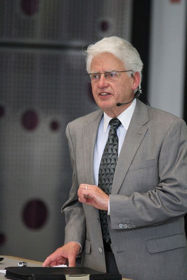 Bild: Peter Lehmann referiert in der Januar-Vorlesung der GenerationenHochschule zum Thema „Deutsch – Jude – Christ. Geschichte und Geschichten über Wernigeröder Mitbürger“ im AudiMax der Hochschule Harz.