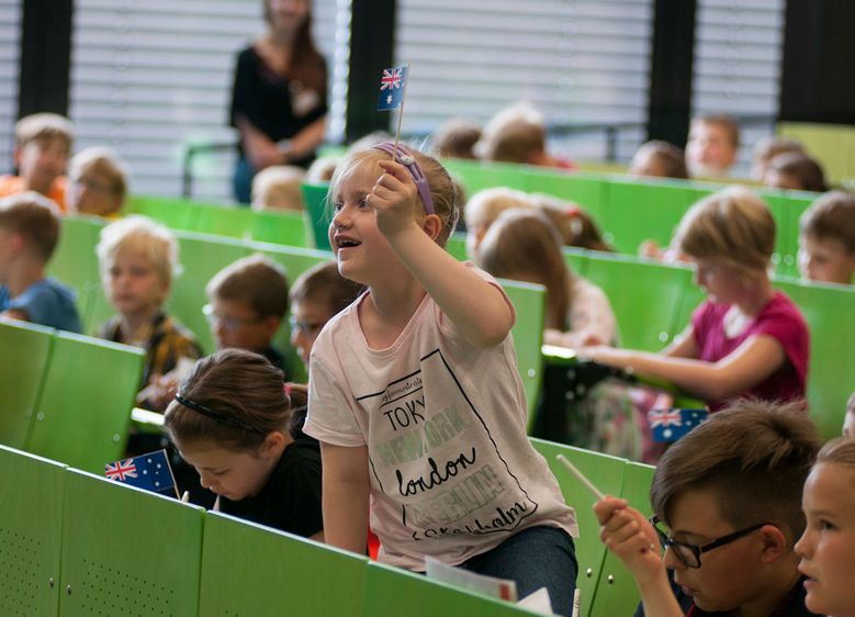 Bild: Begeisterte Junior-Studenten lernten bei der Jubiläumsvorlesung anlässlich des 10. Geburtstages der KinderHochschule alles über das Leben ihrer Altersgenossen in anderen Ländern.