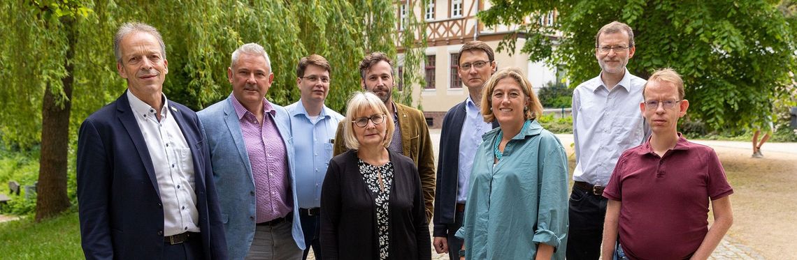 Rektor Prof. Dr. Folker Roland, Bernard Capraro (Intel), Prof. Dr. Thomas Leich, Prof. Dr. Andrea Heilmann, Prof. Dr. Jörg Fochtmann, Prof. Dr. René Schenkendorf, Prof. Dr. Louisa Klemmer, Prof. Dr. Frieder Stolzenburg, Prof. Dr. Simon Adler (v.l.n.r.) Foto: Andreas Schubert/Hochschule Harz
