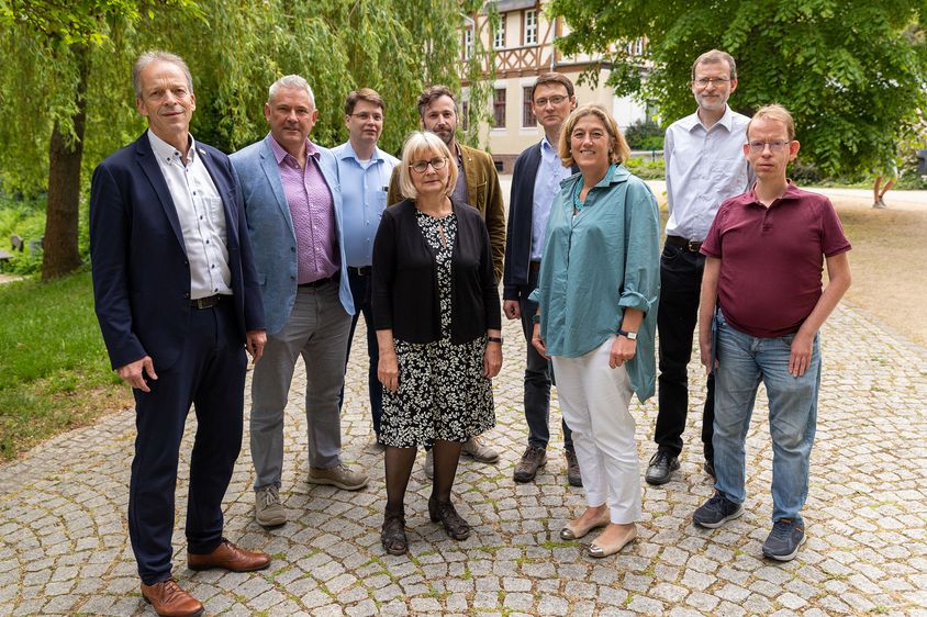 Rektor Prof. Dr. Folker Roland, Bernard Capraro (Intel), Prof. Dr. Thomas Leich, Prof. Dr. Andrea Heilmann, Prof. Dr. Jörg Fochtmann, Prof. Dr. René Schenkendorf, Prof. Dr. Louisa Klemmer, Prof. Dr. Frieder Stolzenburg, Prof. Dr. Simon Adler (v.l.n.r.)