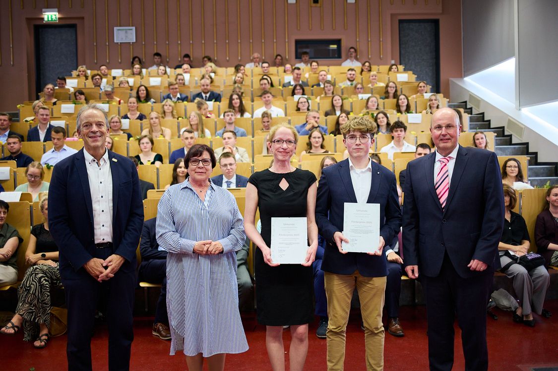 Daniela Flamann und Nils Lackmann erhielten für Ihre herausragenden Abschlussarbeiten den Preis des Förderkreises der Hochschule Harz und sind hier mit Vertretern des Förderkreises und der Hochschule zu sehen.