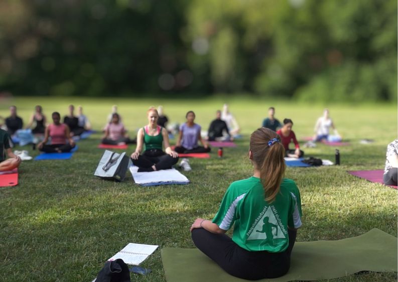 Aktiv Entspannen für den guten Zweck! Am 8. Mai findet ein Yoga-Charity-Event auf dem Wernigeröder Campus statt. Alle Einnahmen werden gespendet.  Foto: Paula Grammes / Hochschule Harz