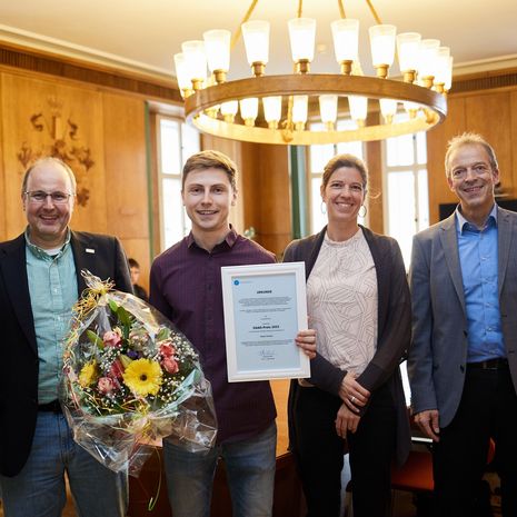 Prof. Dr. Thomas Schneidewind, Dekan des Fachbereichs Verwaltungswissenschaften, Dmytro Kovalov, Prof. Dr. Isabella Nolte und Prof. Dr. Folker Roland, Rektor der Hochschule Harz, (v. l. n. r.) während der Preisverleihung.  
