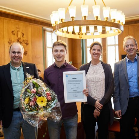 Prof. Dr. Thomas Schneidewind, Dekan des Fachbereichs Verwaltungswissenschaften, Dmytro Kovalov, Prof. Dr. Isabella Nolte und Prof. Dr. Folker Roland, Rektor der Hochschule Harz, (v. l. n. r.) während der Preisverleihung.  