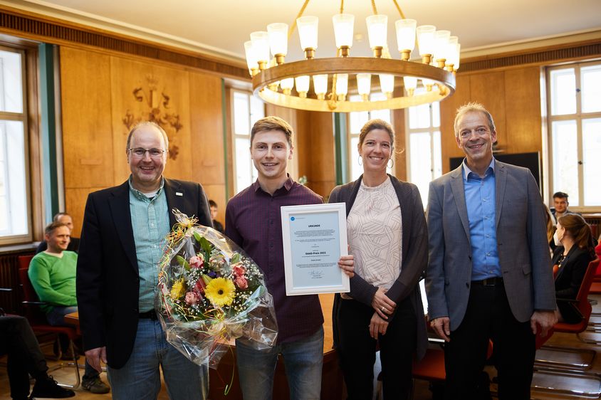 Prof. Dr. Thomas Schneidewind, Dekan des Fachbereichs Verwaltungswissenschaften, Dmytro Kovalov, Prof. Dr. Isabella Nolte und Prof. Dr. Folker Roland, Rektor der Hochschule Harz, (v. l. n. r.) während der Preisverleihung. Foto: Tim Bruns / Hochschule Harz