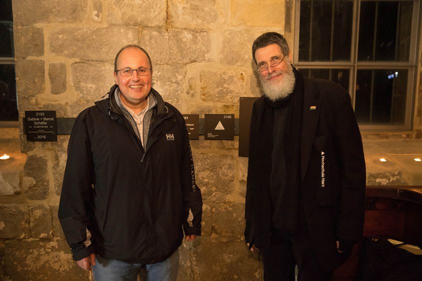 Vor den Klostermauern von St. Burchardi: Dekan Prof. Dr. Thomas Schneidewind und Gründungsdekan Prof. Dr. Rainer O. Neugebauer enthüllen feierlich die Tafel für das Klangjahr 2198, dem 200. Geburtstag des Fachbereichs Verwaltungswissenschaften. Foto: Hochschule Harz