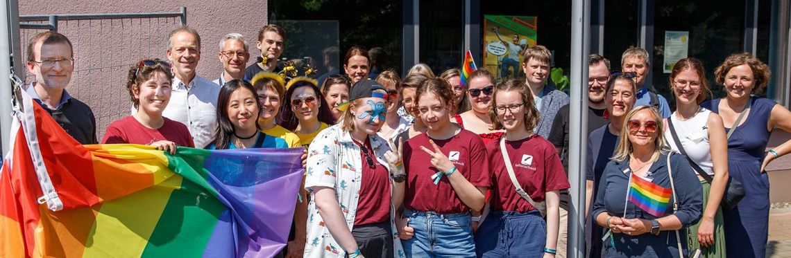 Regenbogenfahne auf dem Campus der Hochschule Harz gehisst.