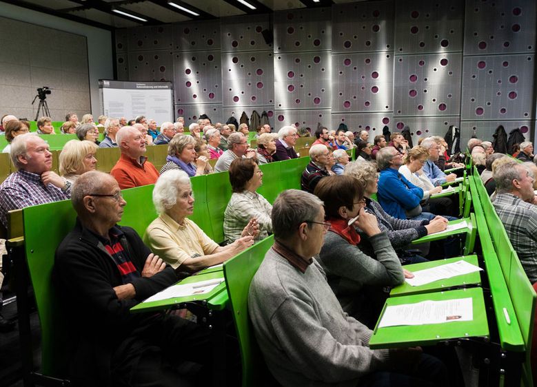 Bild: Abschlussvorlesung der GenerationenHochschule im Jahr 2015 zum spannenden Thema „Corporate Whistleblowing – Legalitätskontrolle in Unternehmen zwischen kollektiver Ethikoffensive und unkollegialem Denunziantentum“ mit Promovend Simon Gerdeman