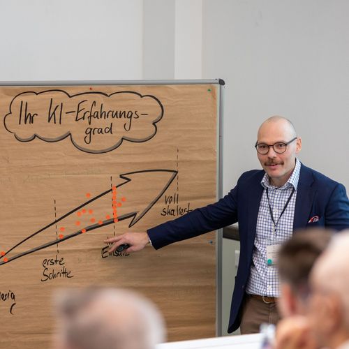 Prof. Dr. Schaller beim KI-Summit