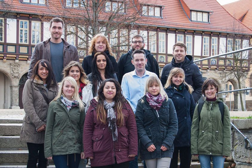 Bild: Die studentische Projektgruppe zusammen mit dem verantwortlichen Hochschullehrer (v.l.n.r.): Franziska Menzel, Nesrin Sirmatsoglou, Marie Schinkel, Julia Enderwitz, Maria Gleichsner, Dunja Thiel, Degla Sharif, Prof. Dr. Andreas Schmid, Marlene Ihns,