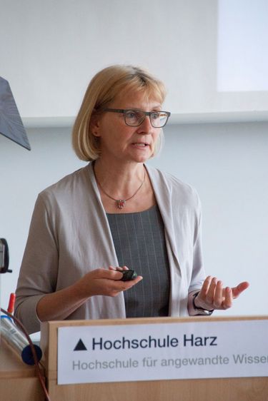 Bild: Prof. Dr. Andrea Heilmann erläuterte bei der Abschlusstagung Ziele, Maßnahmen und Ergebnisse des Projekts „Klimpass-Aktiv“. 