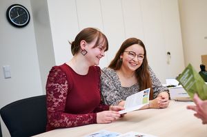 Zwei Studentinnen der Verwaltungsökonomie bei einem Beratungsgespräch am Fachbereich Verwaltungswissenschaften der Hochschule Harz.