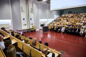 gut gefüllter Hörsaal in Halberstadt während dr Feierlichen Exma am Fachbereich Verwaltungswissenschaften.