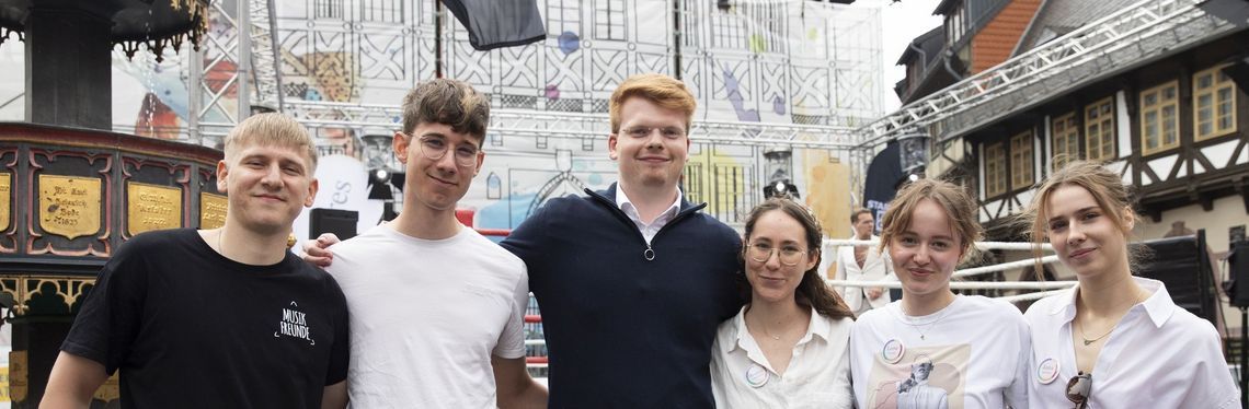 Gruppenfoto mit drei männlichen und drei weiblichen Studierenden