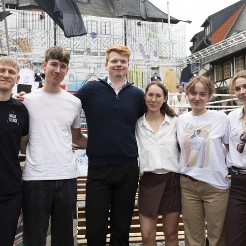 Gruppenfoto mit drei männlichen und drei weiblichen Studierenden