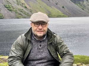 Porträt eines Hochschulprofessors, der zum Thema Rewilding in Schottland geforscht hat.