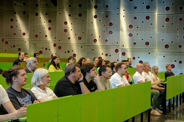 Studenten sitzen im Hörsaal