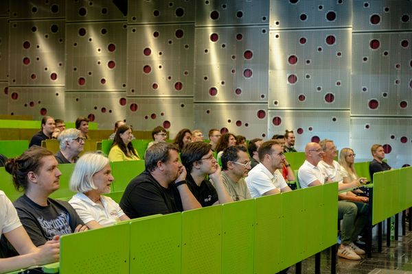 Studenten sitzen im Hörsaal