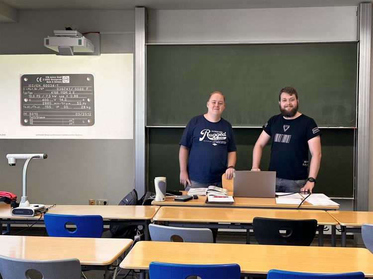 Sasha Mohr (links) mit seinem Kommilitonen Adrian Zimmermann im Klassenraum. Die frühen Praktika an berufsbildenden Schulen haben die Studierenden in ihrer Studien- und Berufswahl bestärkt. Foto: Hochschule Harz