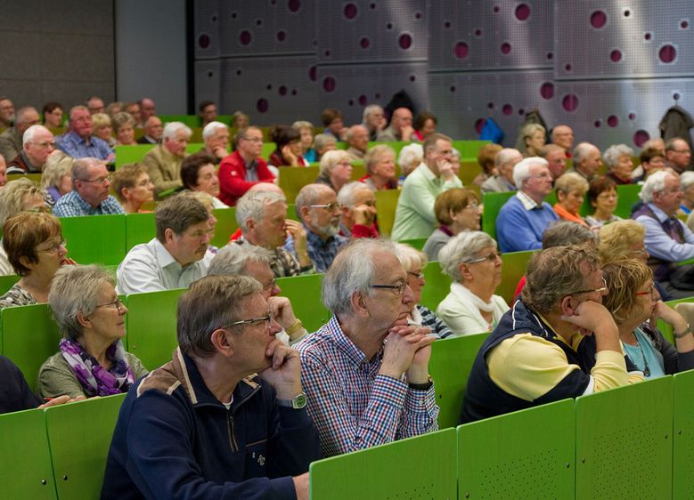 Bild: Prof. Dr. Niels O. Angermüller vom Fachbereich Wirtschaftswissenschaften referierte in der April-Vorlesung der GenerationenHochschule zum Thema „Wirtschaftskriminalität als Bedrohung für Unternehmen“.